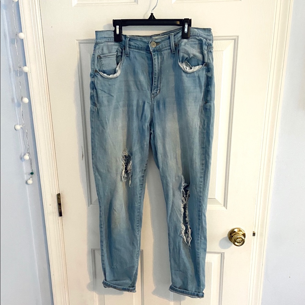 Distressed Light Jeans